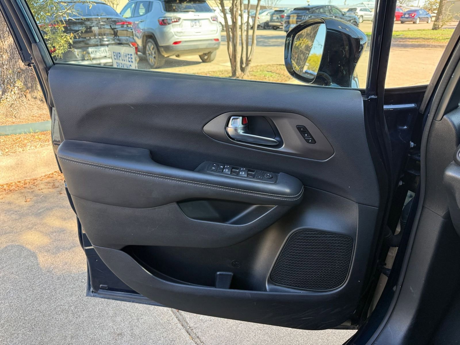 Used 2025 Chrysler Pacifica Select image 18