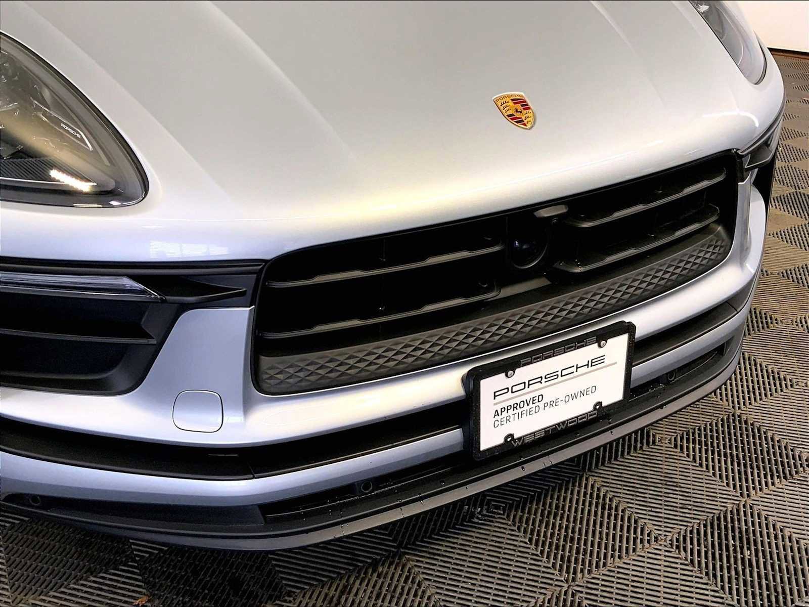 Certified 2025 Porsche Macan AWD/4WD image 34