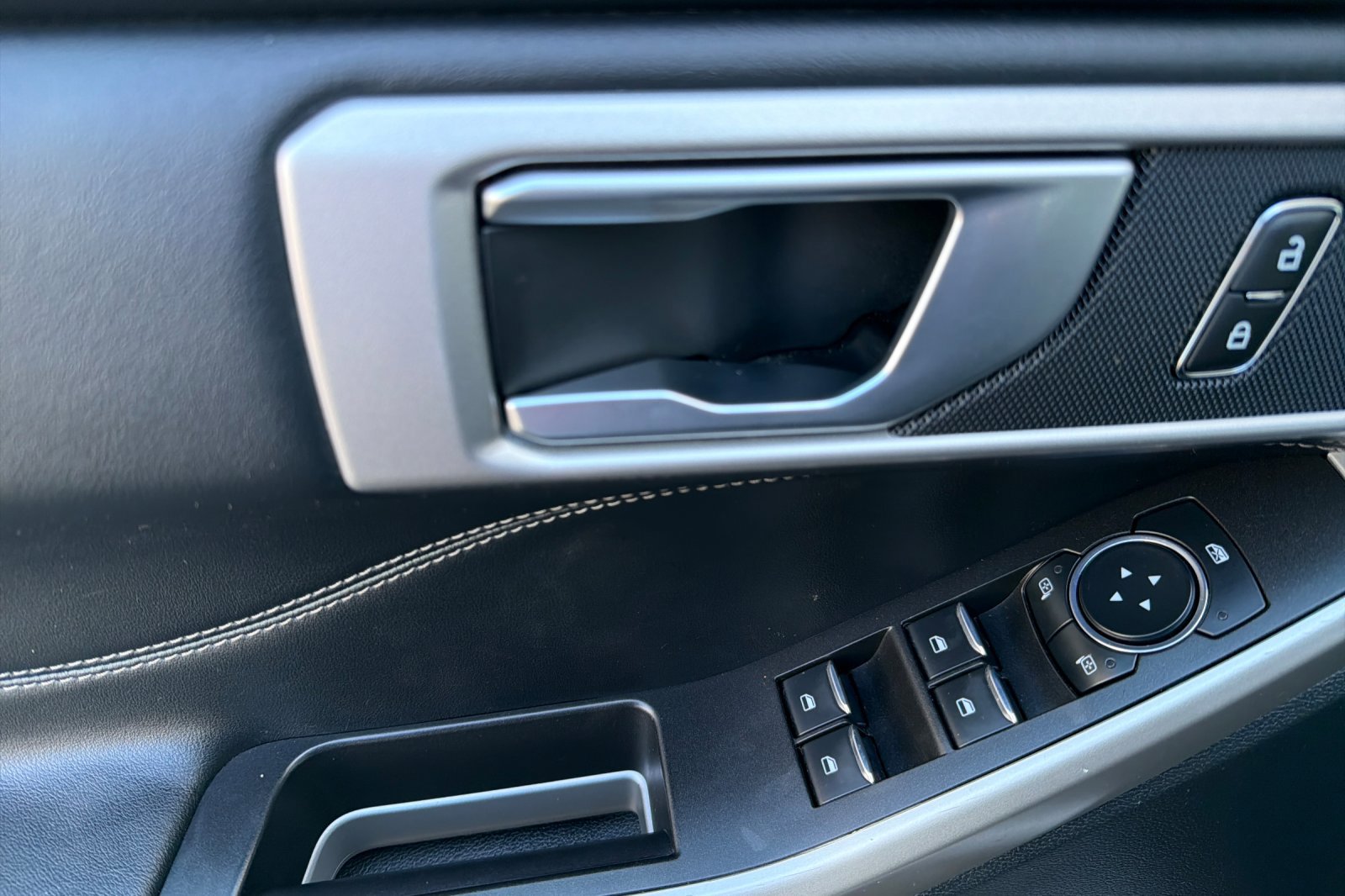 Used 2024 Ford Explorer XLT w/ Equipment Group 202A image 11