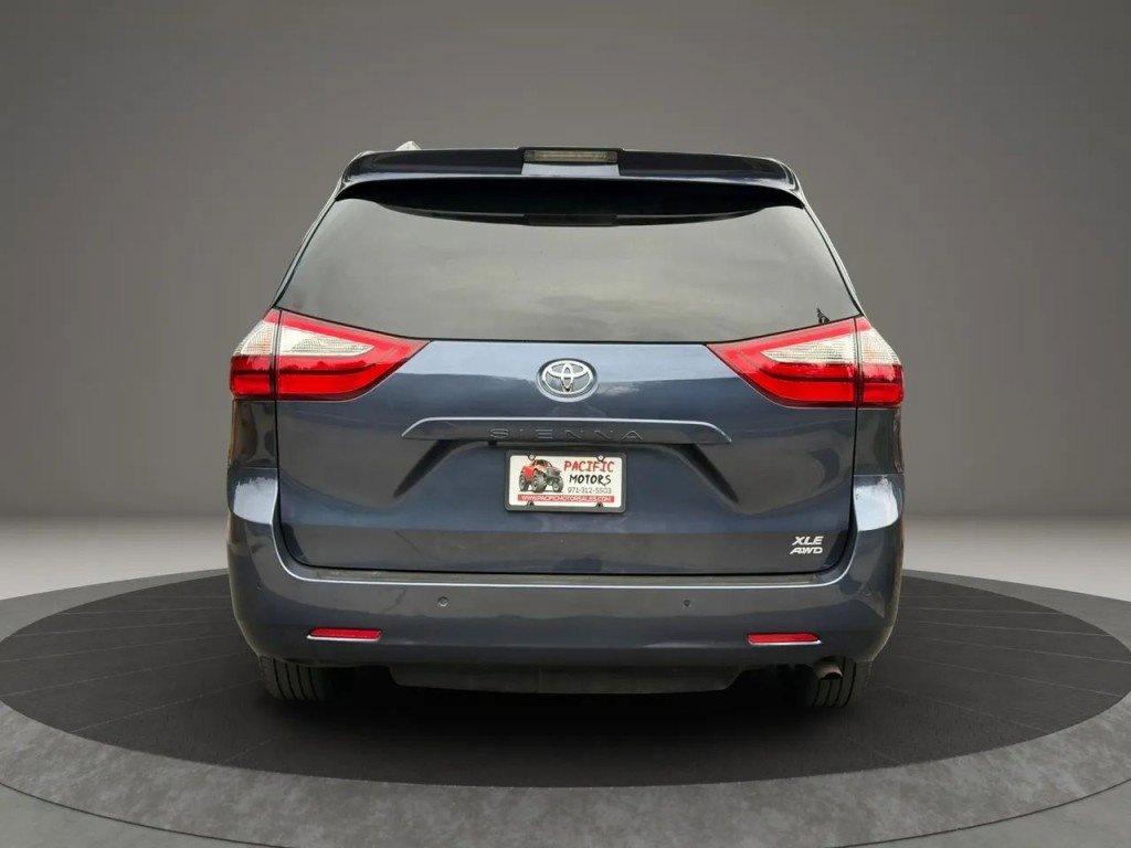 Used 2018 Toyota Sienna XLE w/ XLE Navigation Package image 5