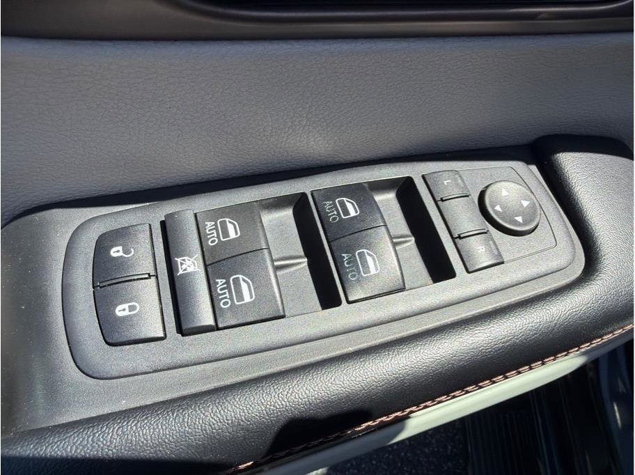 Used 2018 Chrysler Pacifica Touring-L Plus FWD image 9