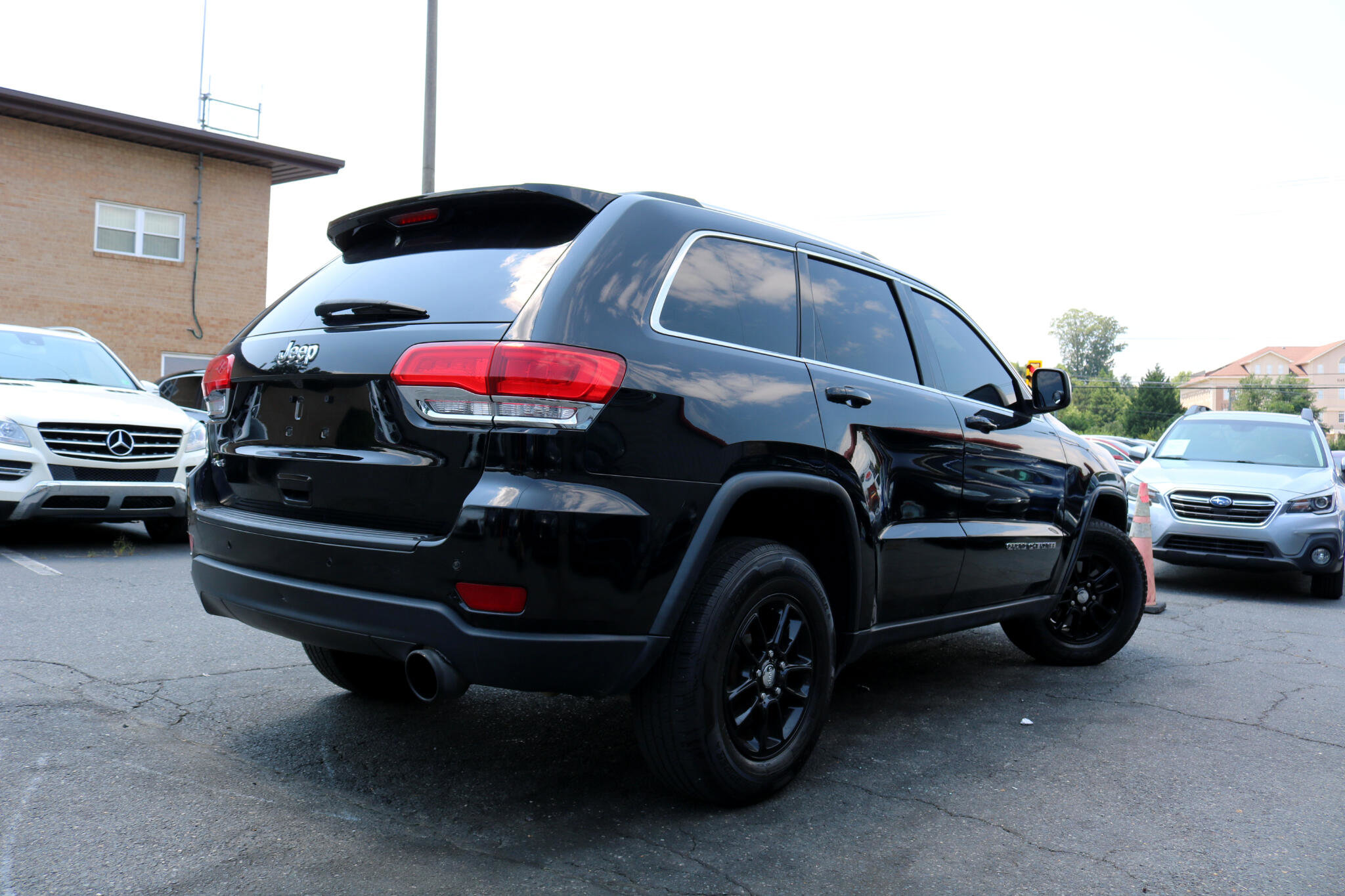 Used 2019 Jeep Grand Cherokee Laredo image 2
