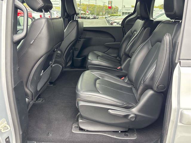 Used 2023 Chrysler Pacifica Touring-L w/ S Appearance Package FWD image 10