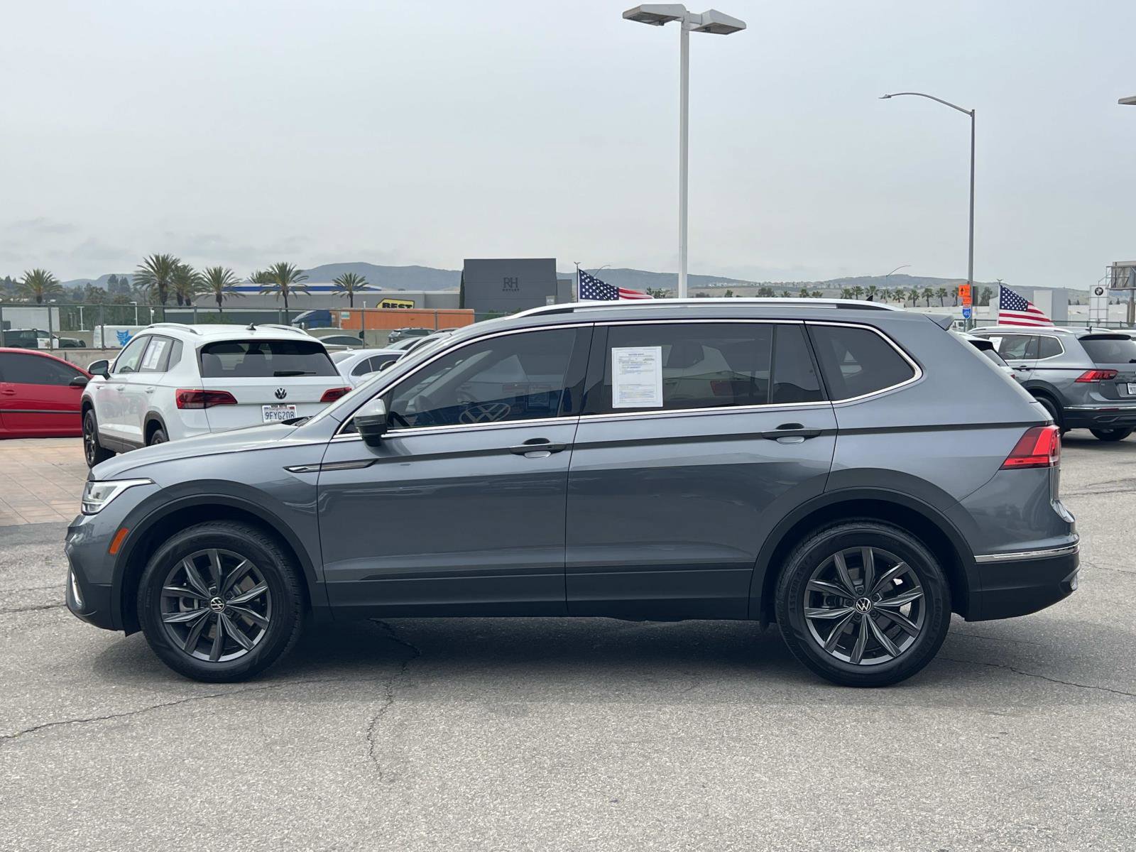 Certified 2022 Volkswagen Tiguan SE image 2