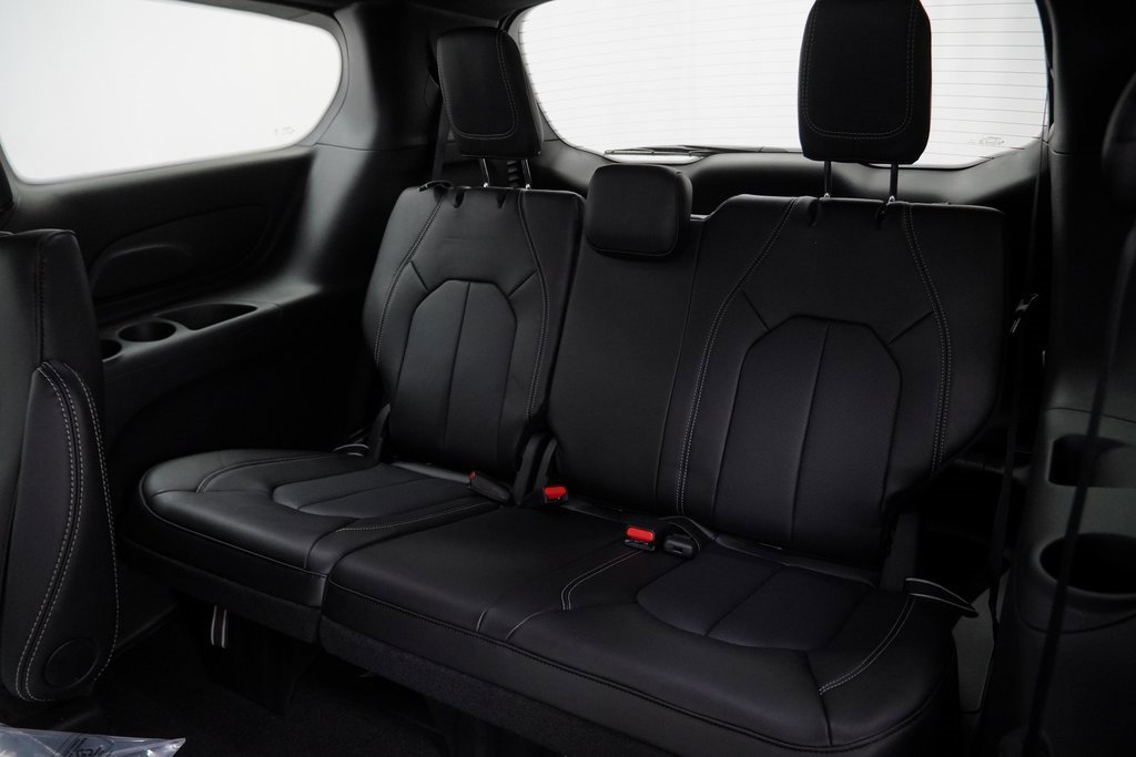 Certified 2025 Chrysler Pacifica Select image 22