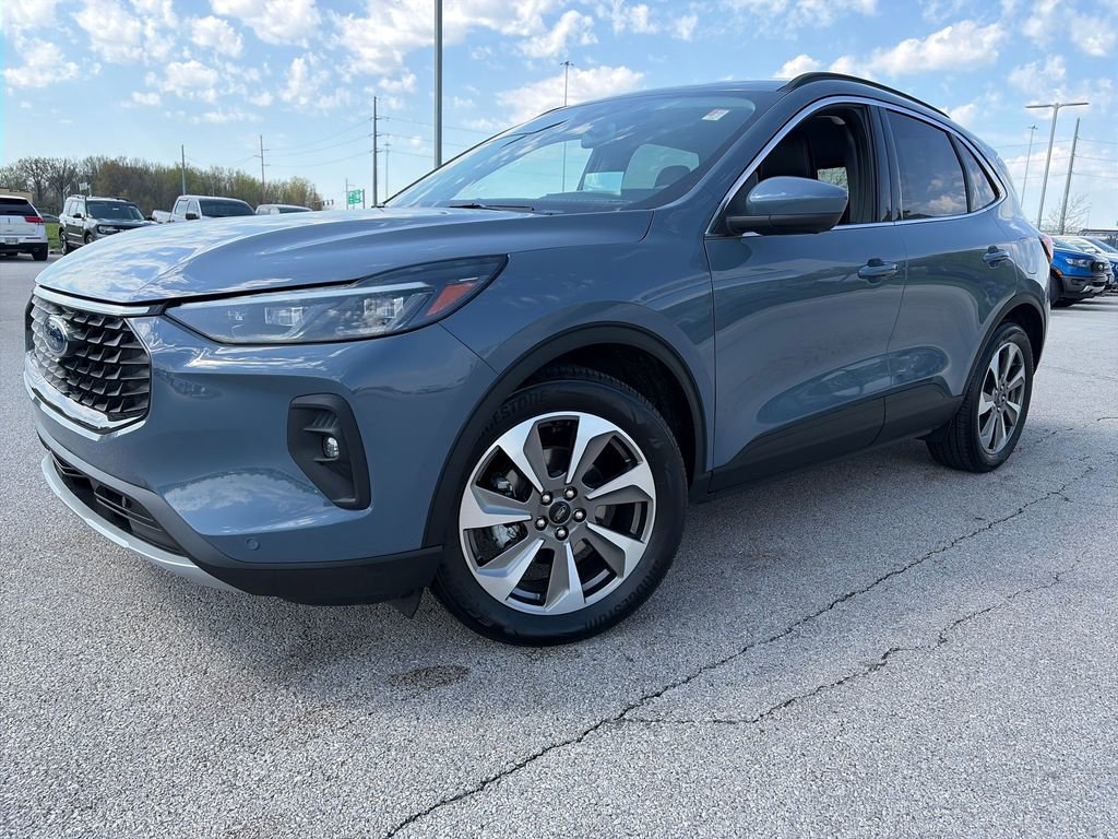 Used 2025 Ford Escape Platinum w/ Premium Technology Package FWD image 3
