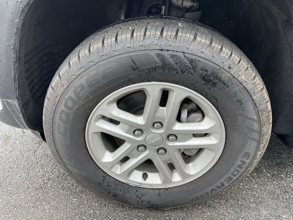 Used 2023 Jeep Grand Cherokee Laredo w/ Luxury Tech Group I image 2