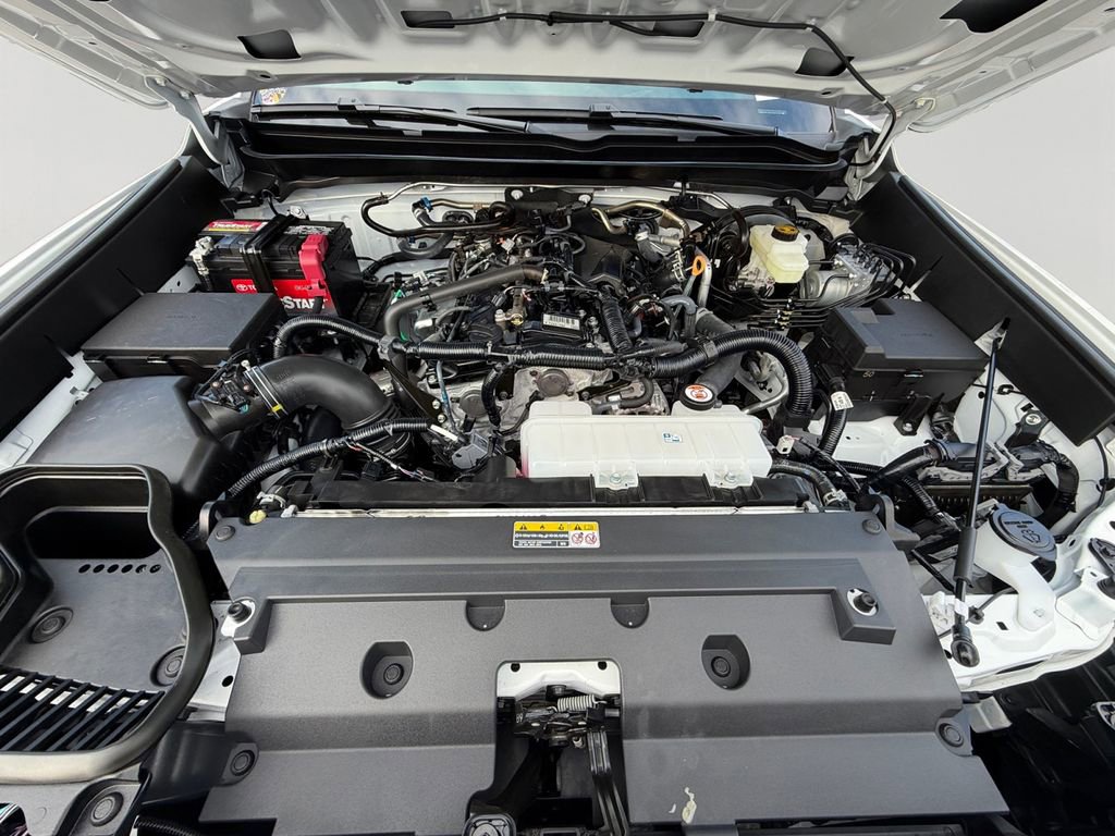 Used 2025 Toyota Tacoma SR5 AWD/4WD image 9