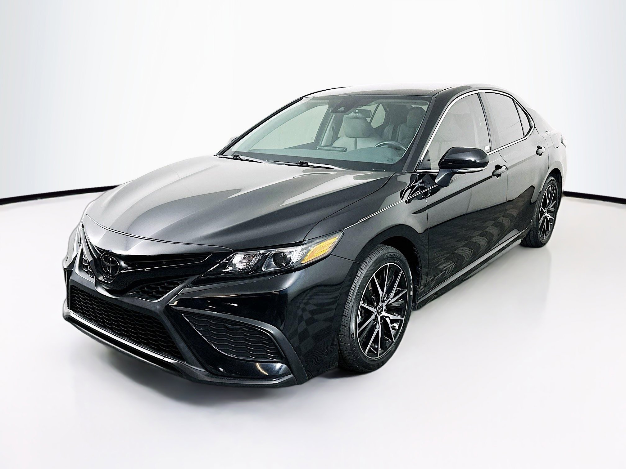 Used 2024 Toyota Camry SE image 3
