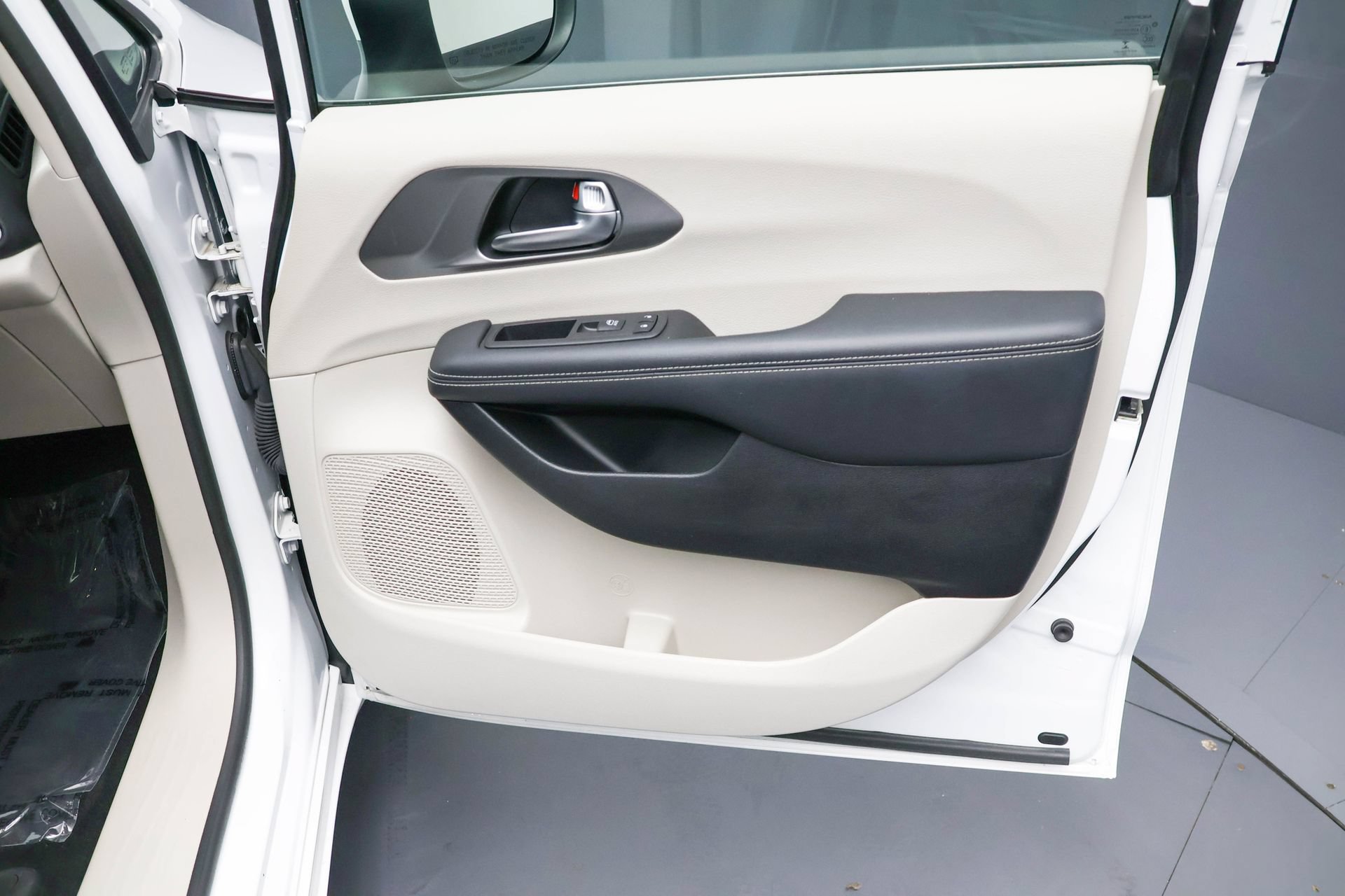 Used 2023 Chrysler Pacifica Touring-L FWD image 35
