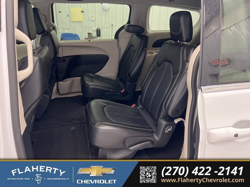 Used 2024 Chrysler Pacifica Touring-L FWD image 10