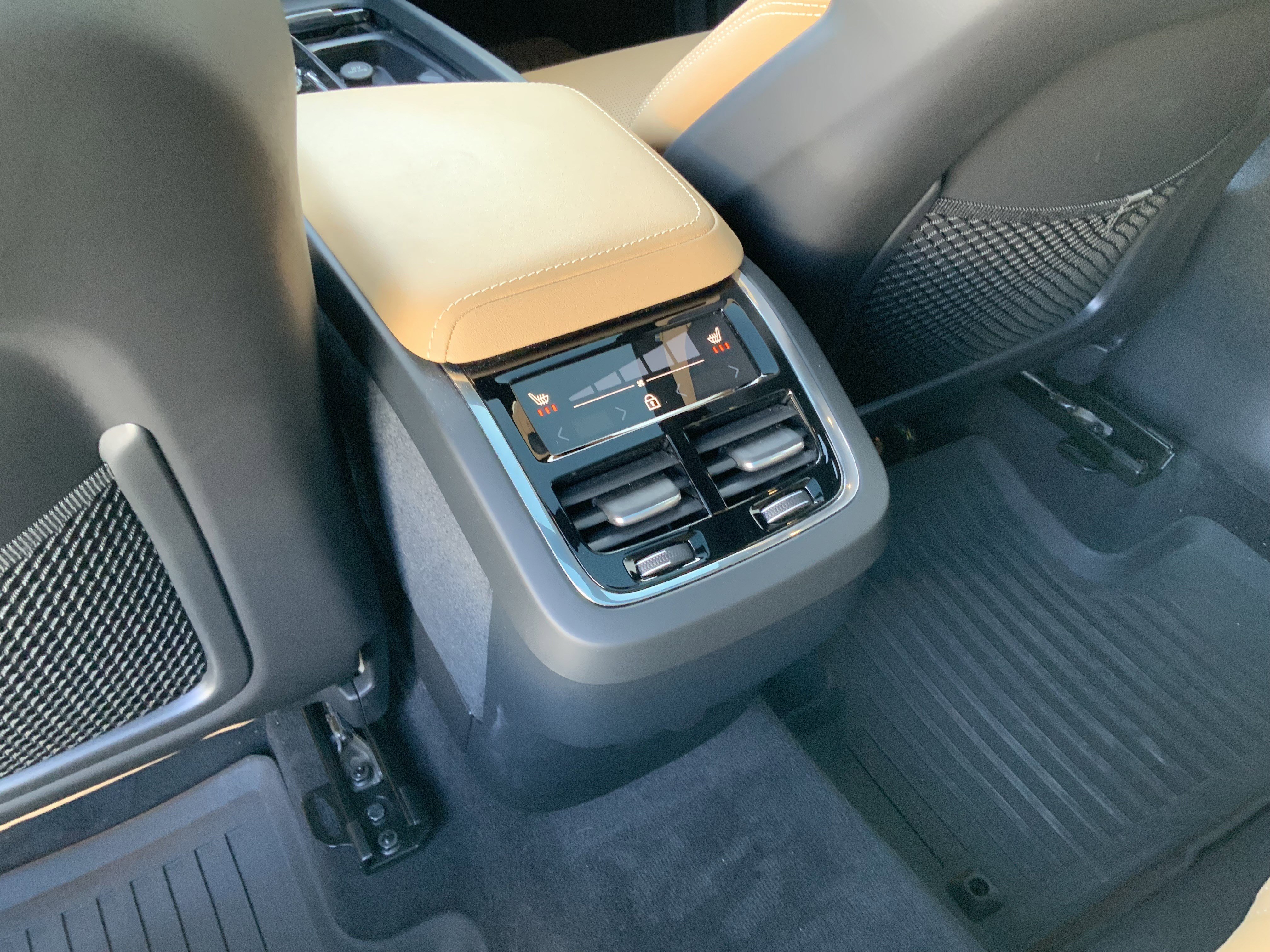 Used 2025 Volvo XC60 B5 Ultra w/ Protection Package Premier image 25