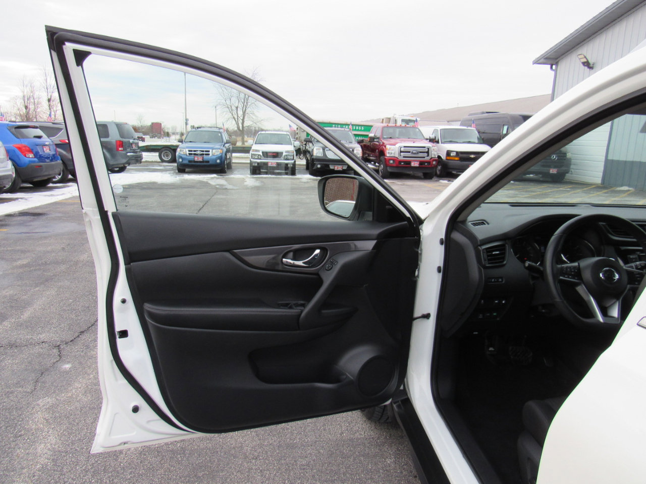 Used 2018 Nissan Rogue SV image 10