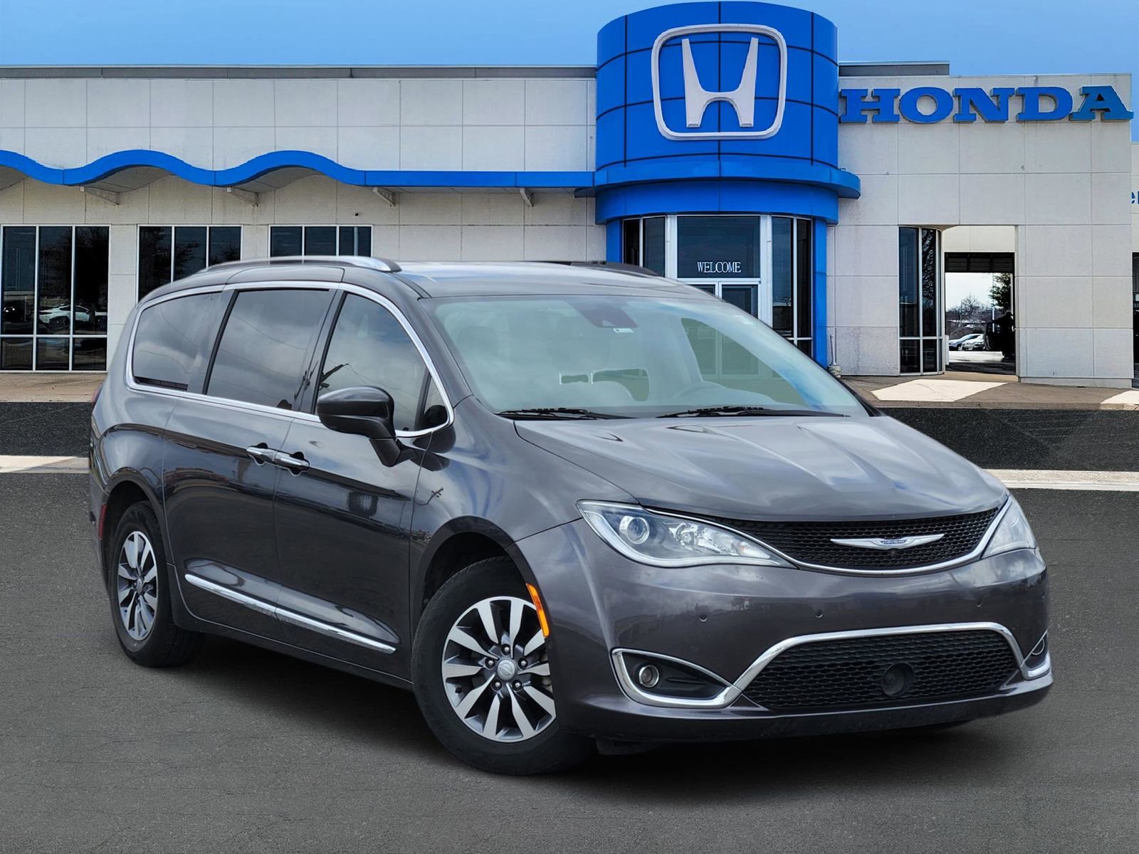 Used 2020 Chrysler Pacifica Touring-L Plus image 1
