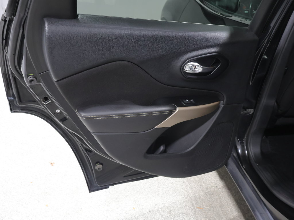 Used 2018 Jeep Cherokee Latitude w/ Cold Weather Group FWD image 18
