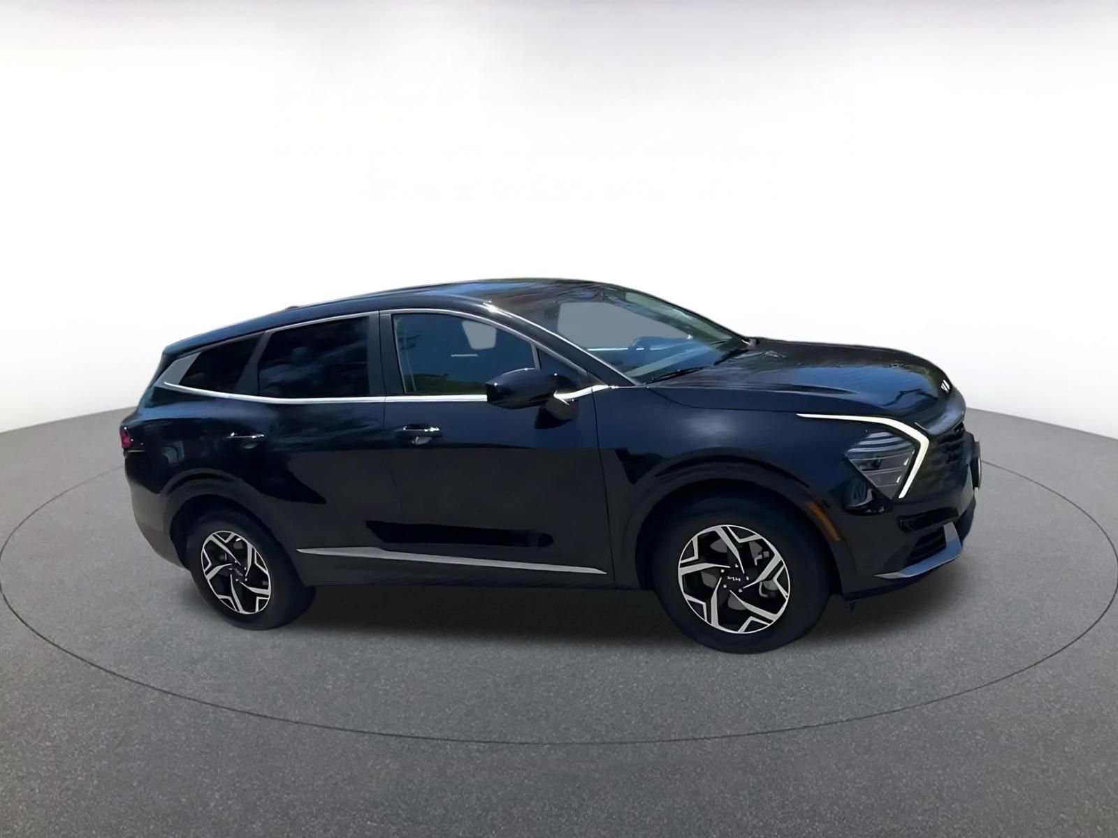 Used 2025 Kia Sportage LX FWD image 2