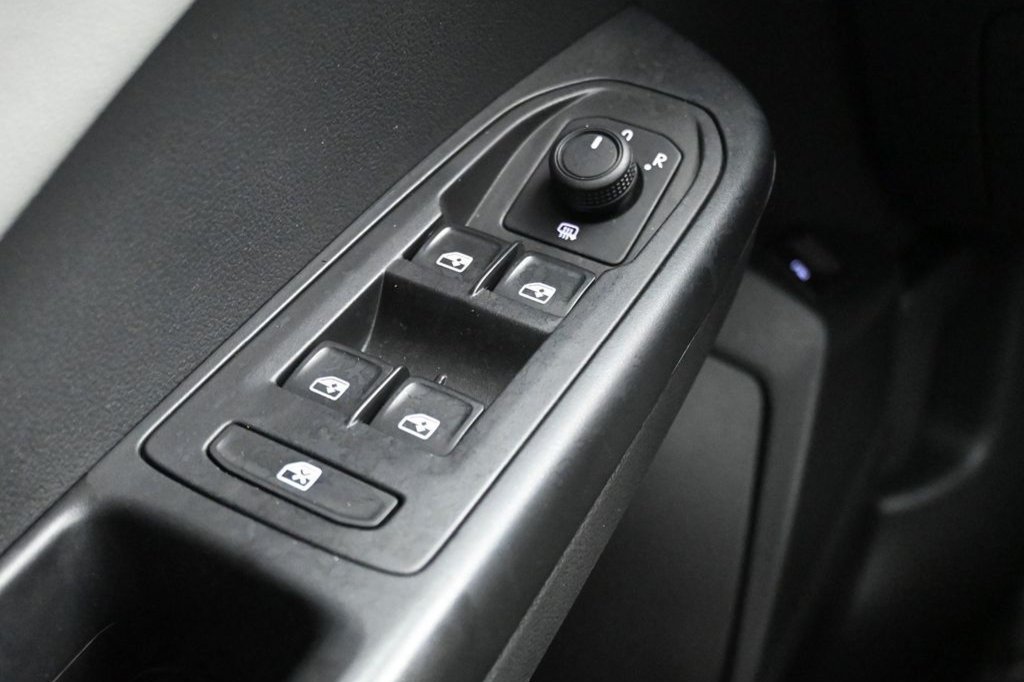 Used 2023 Volkswagen Taos SE w/ Panoramic Sunroof Package FWD image 37