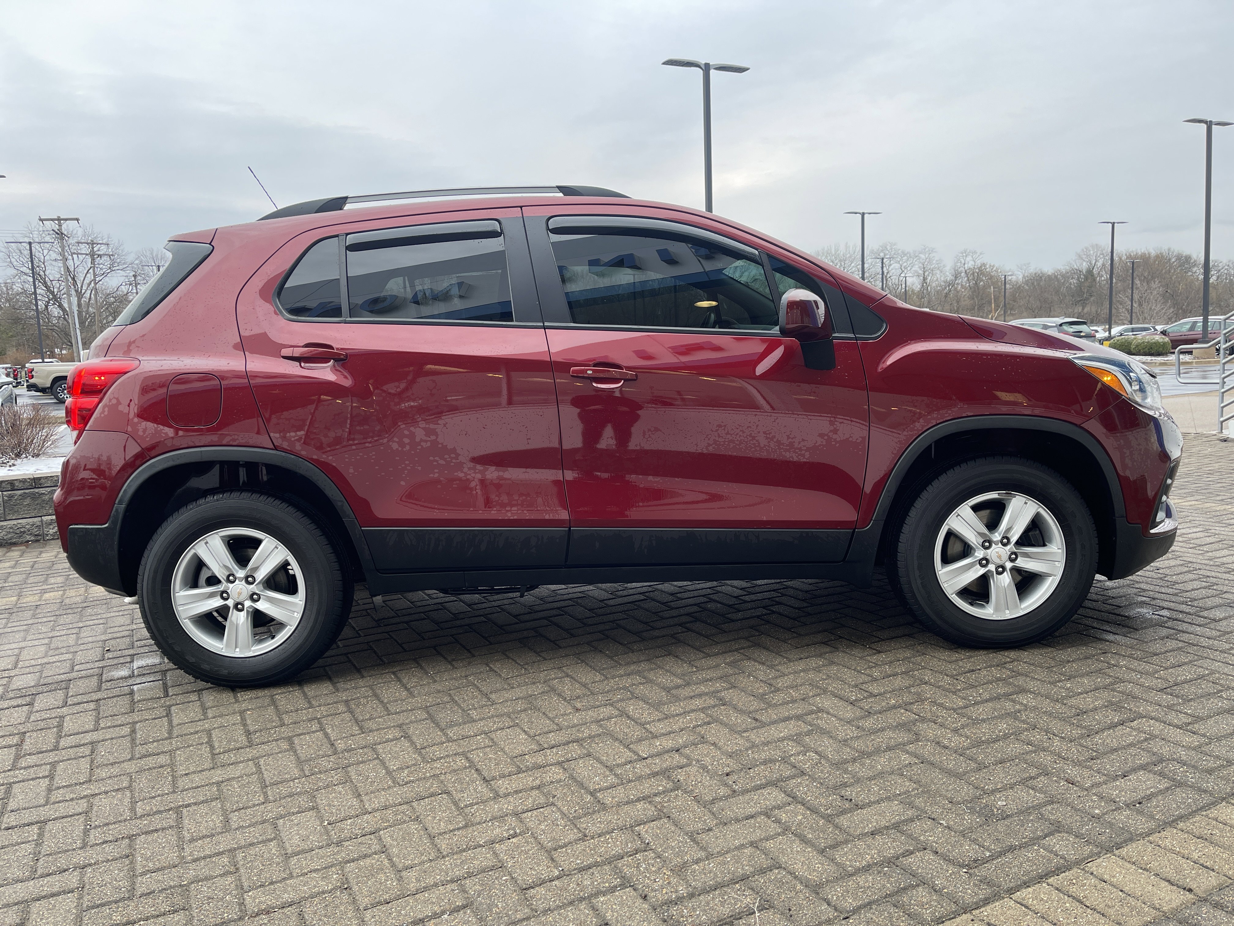 Used 2022 Chevrolet Trax LT w/ LT Convenience Package image 6