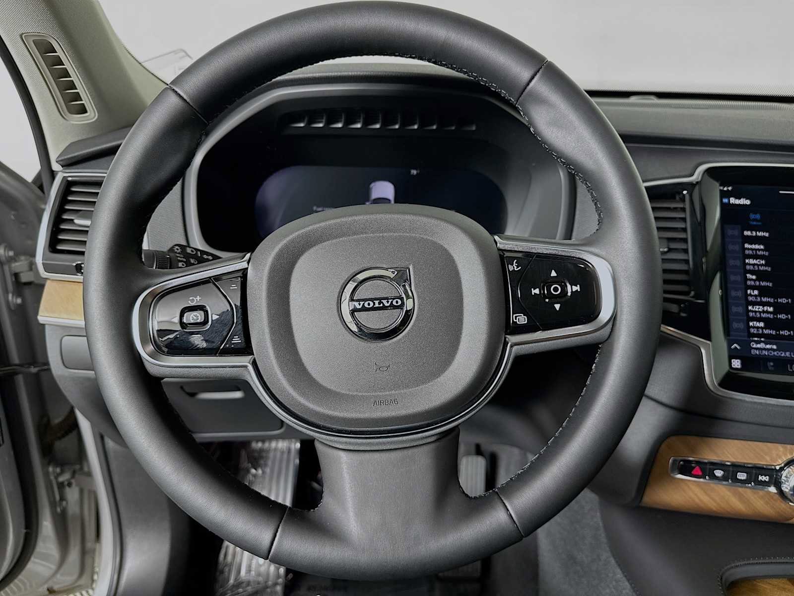Certified 2025 Volvo XC90 T8 Plus w/ Protection Package Premier image 11