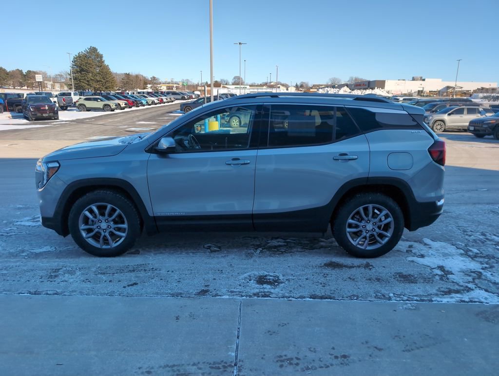 Used 2024 GMC Terrain SLT w/ Infotainment Package II image 5