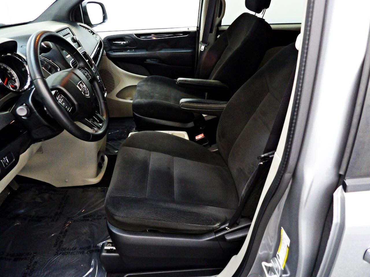 Used 2016 Dodge Grand Caravan SE FWD image 8