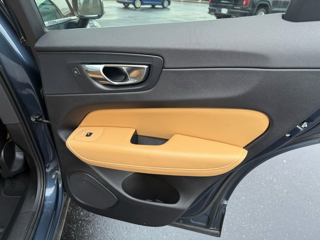 Used 2018 Volvo XC60 T5 Momentum w/ Vision Package image 15