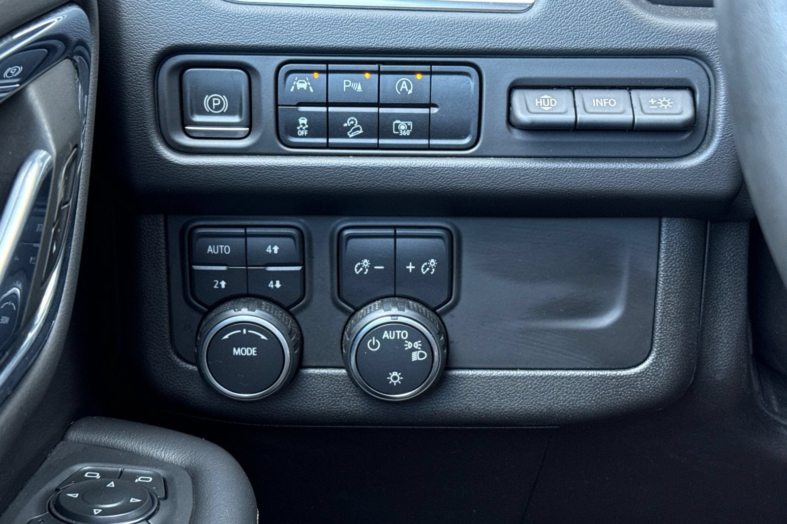 Used 2023 Chevrolet Suburban Premier AWD/4WD image 41