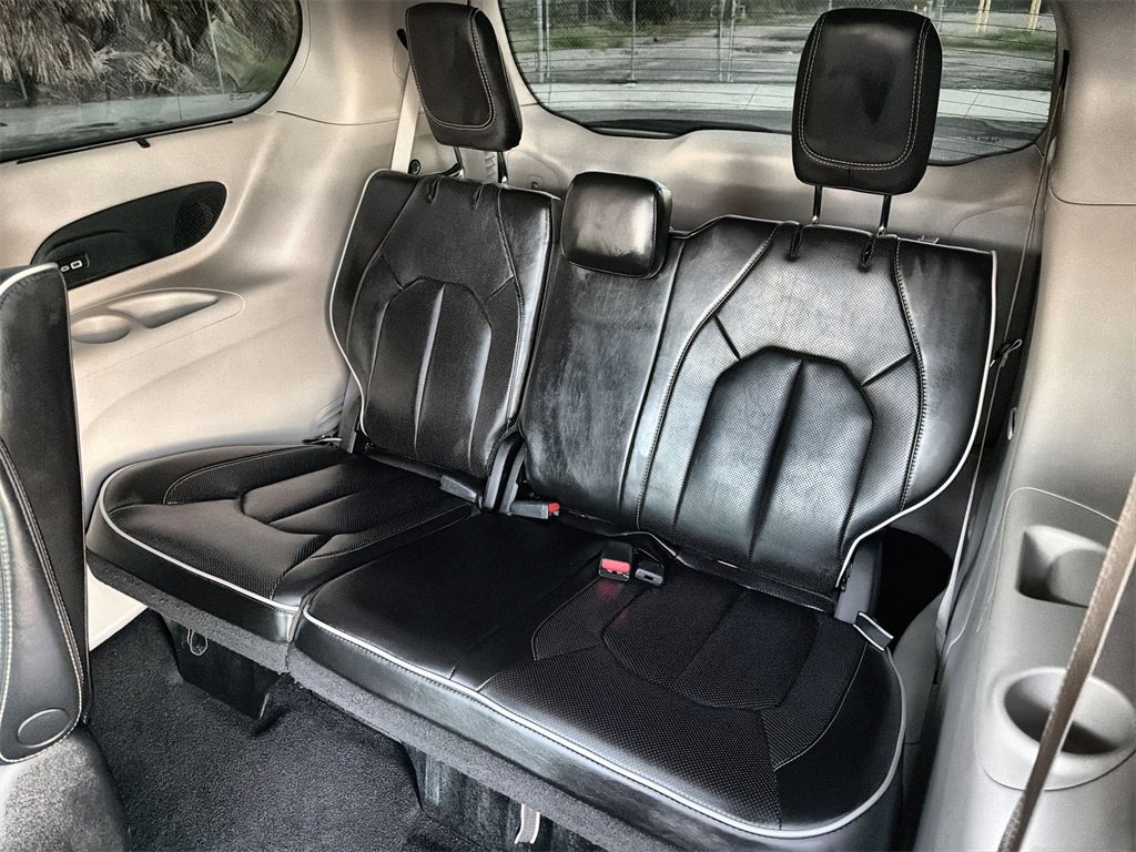 Used 2023 Chrysler Pacifica Limited w/ Uconnect Theater Family Group image 26
