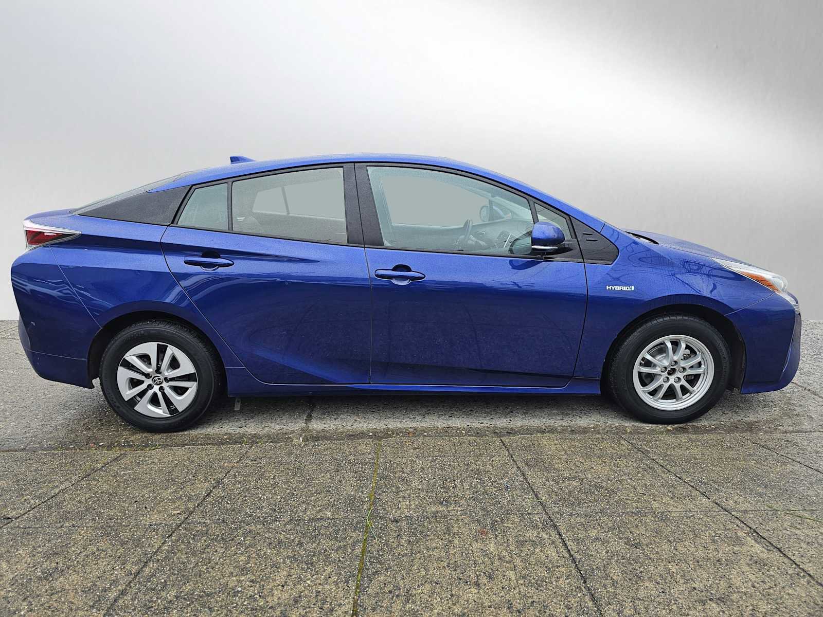 Used 2016 Toyota Prius Four image 2