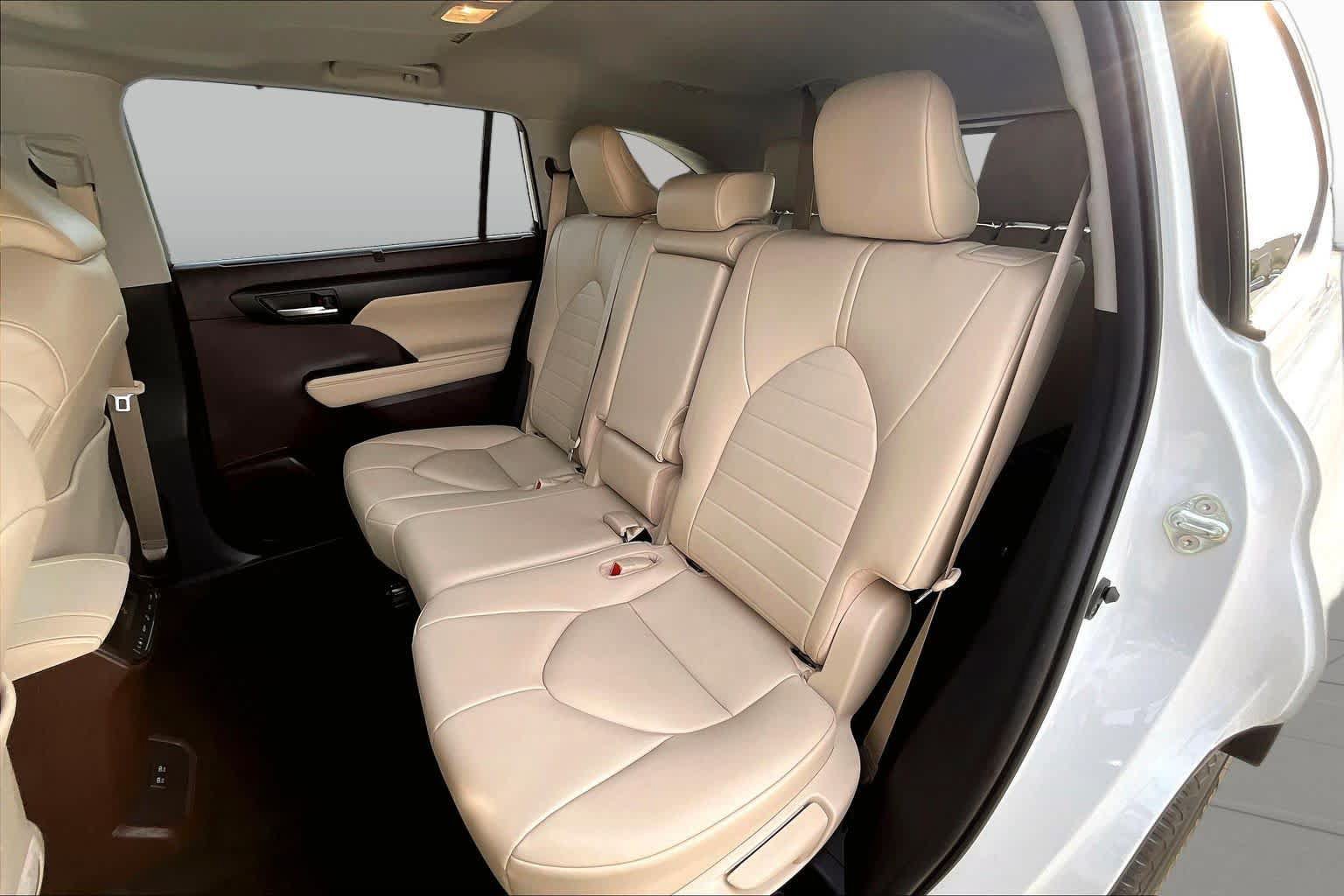 Used 2020 Toyota Highlander XLE FWD image 21