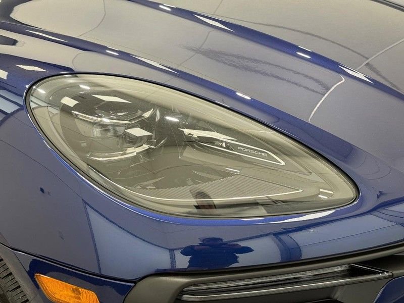 Certified 2025 Porsche Macan AWD/4WD image 11