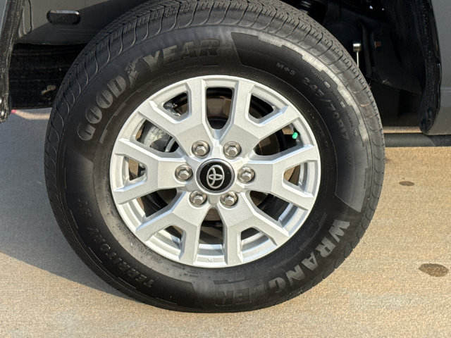 Used 2025 Toyota Tacoma SR5 AWD/4WD image 9