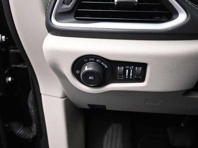 Used 2023 Chrysler Pacifica Touring-L FWD image 19