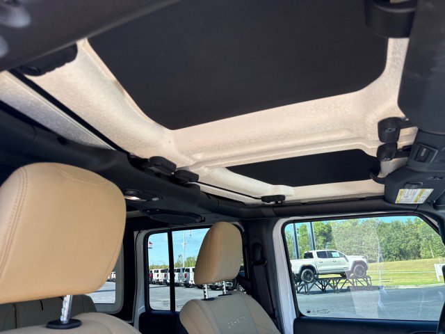Used 2018 Jeep Wrangler Unlimited Sahara AWD/4WD image 12