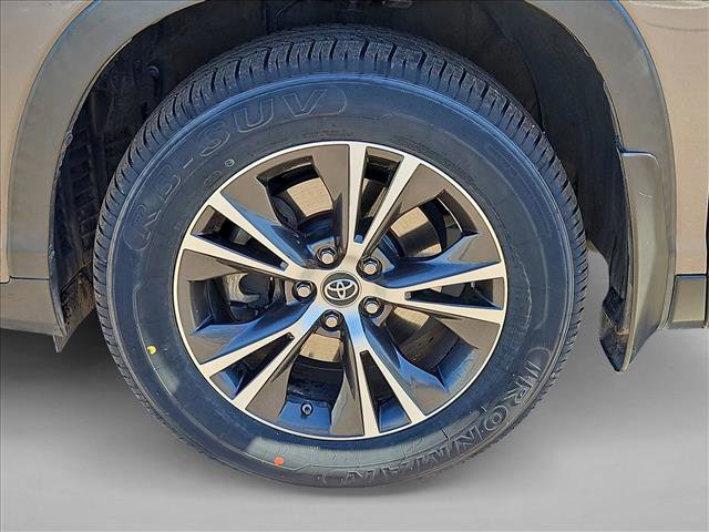 Used 2019 Toyota Highlander LE w/ Carpet Mat Package (TMS) image 25