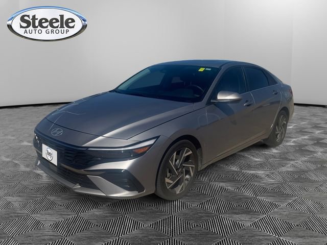Used 2025 Hyundai Elantra SEL FWD image 1