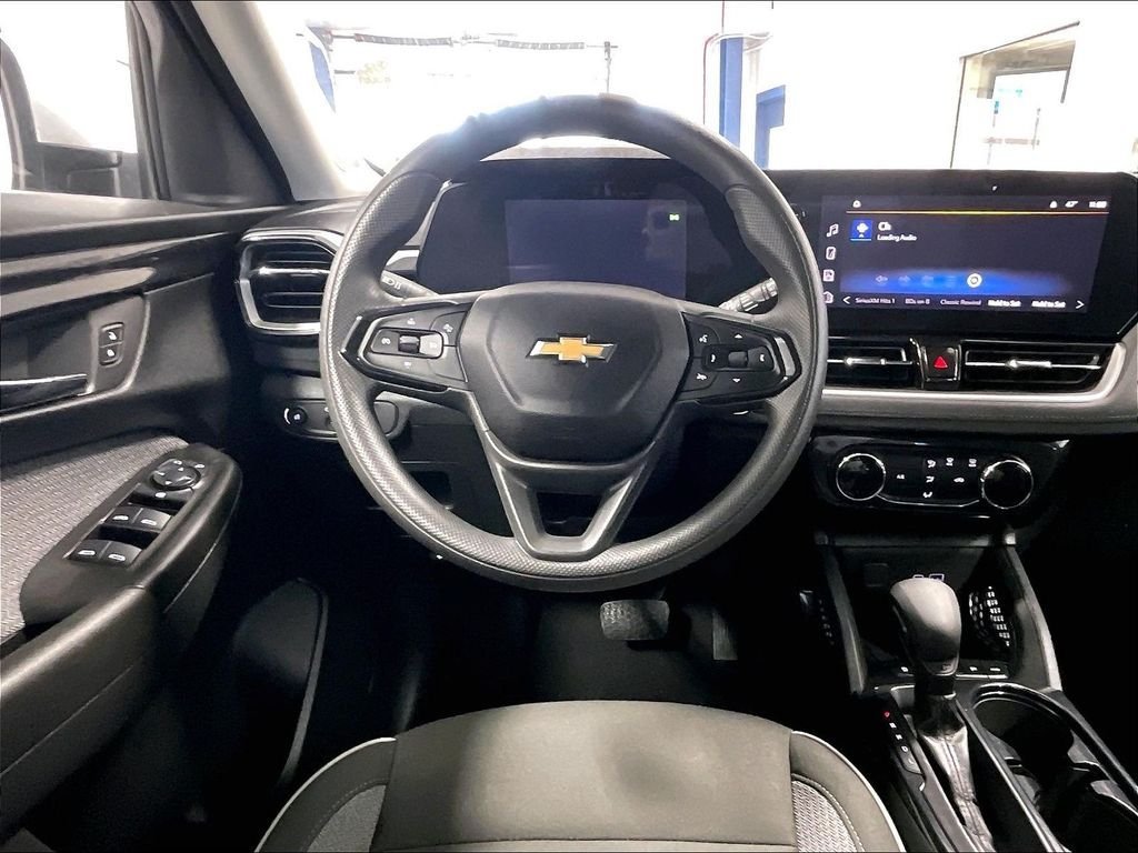 Used 2025 Chevrolet TrailBlazer LT AWD/4WD image 17