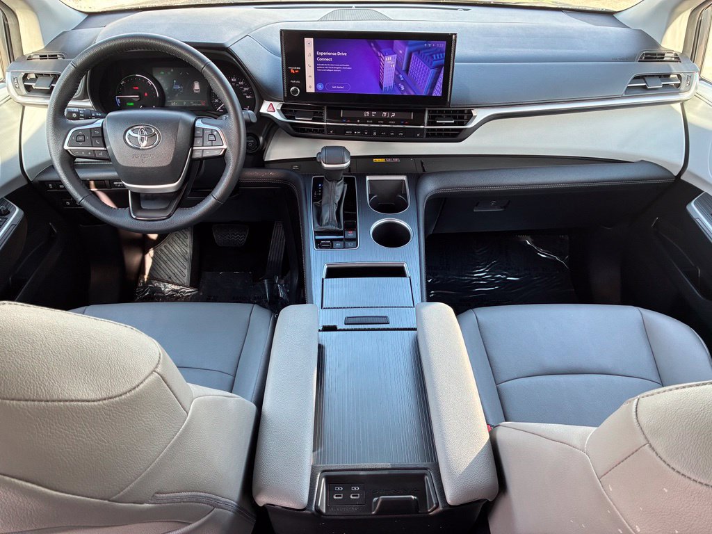 Used 2026 Toyota Sienna XLE FWD image 5