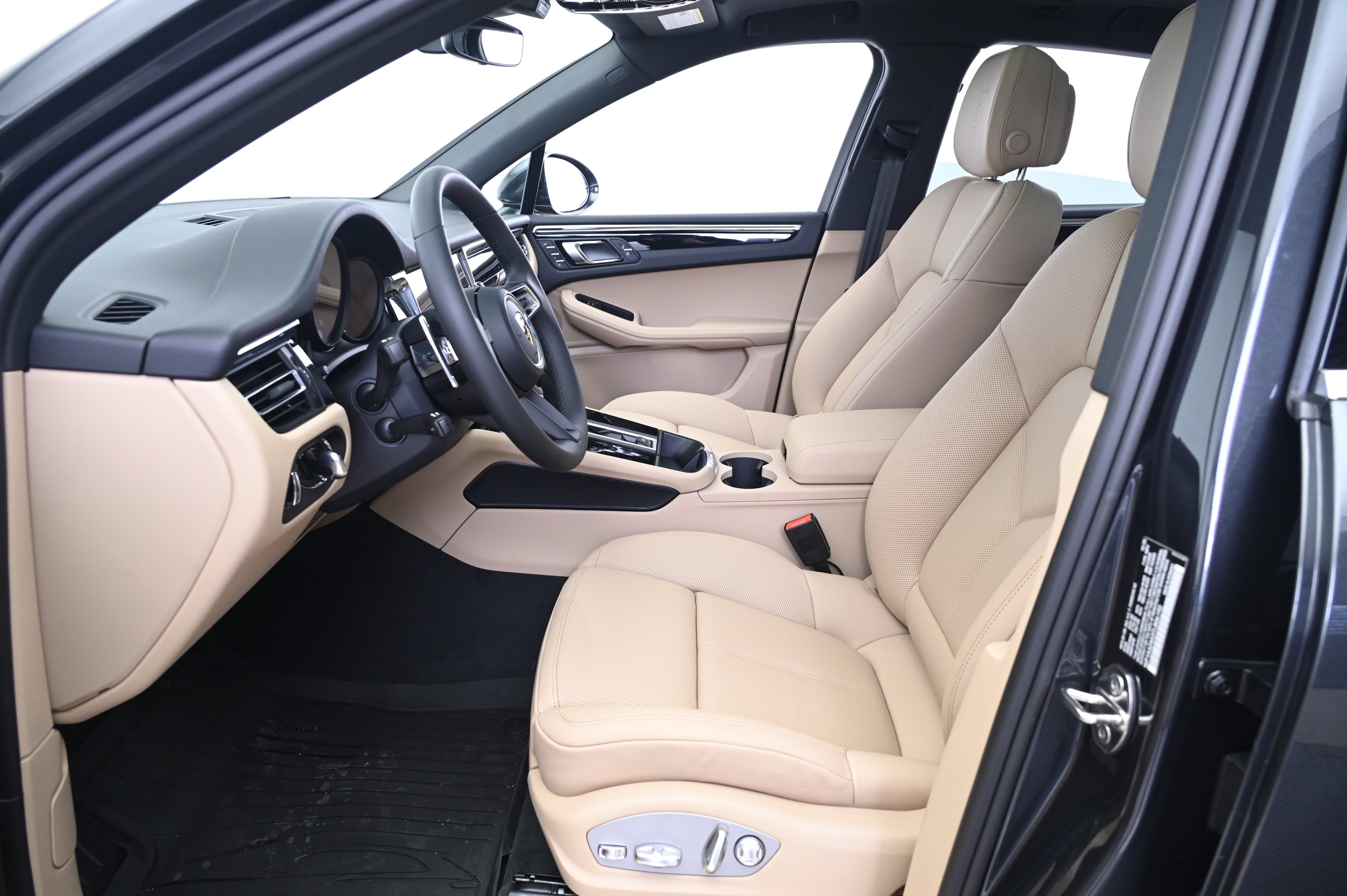 Certified 2026 Porsche Macan AWD/4WD image 29