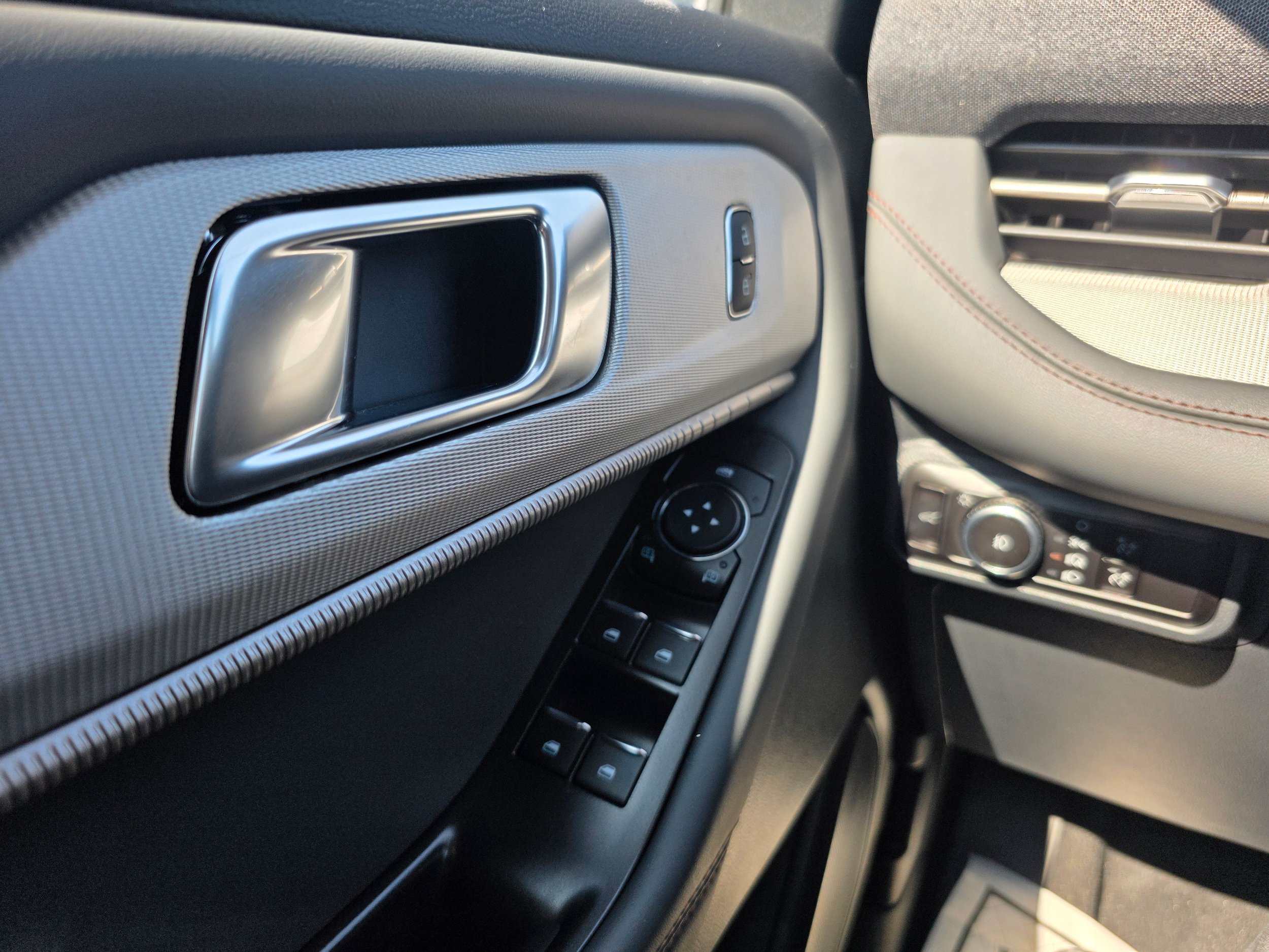 Used 2026 Ford Explorer Active w/ Active Comfort Package AWD/4WD image 18