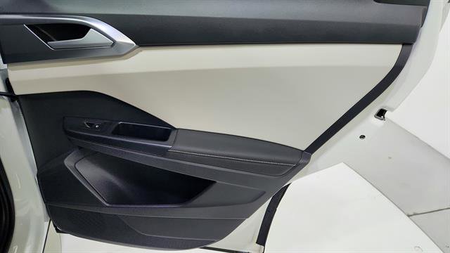 Used 2025 Volkswagen Taos SE image 28