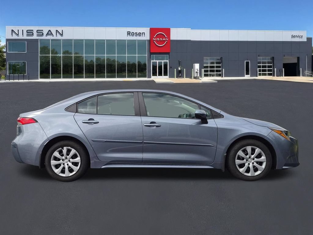 Used 2022 Toyota Corolla LE FWD image 2