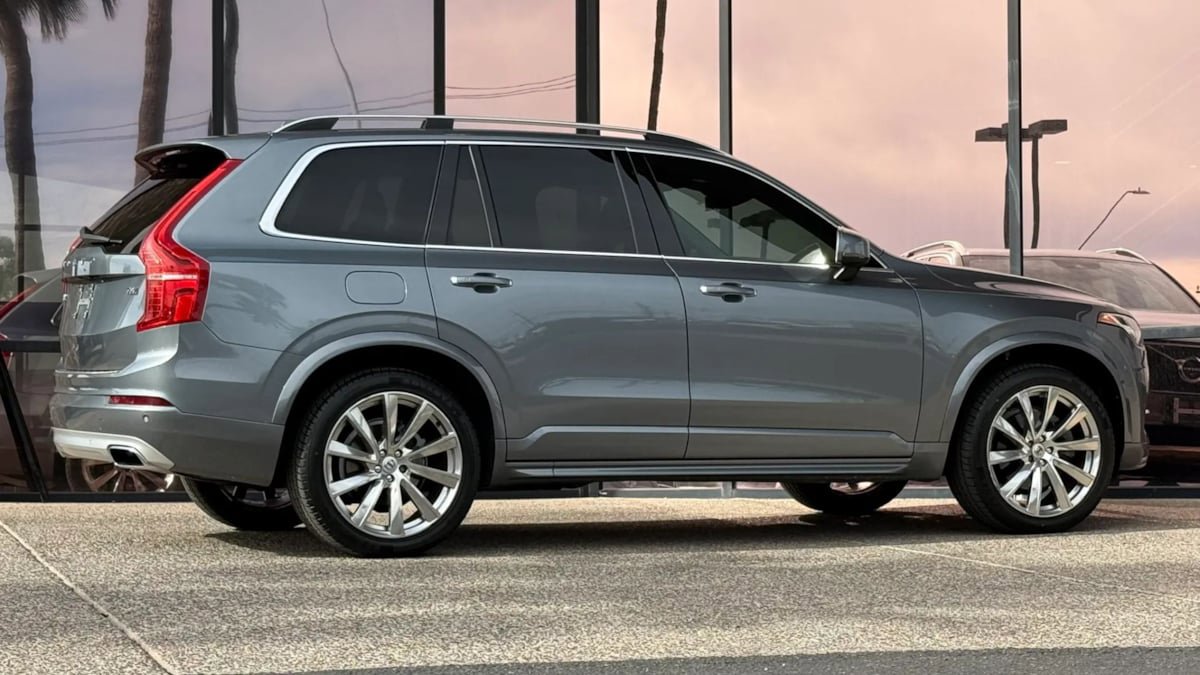 Used 2016 Volvo XC90 T6 Momentum w/ Momentum Plus Package AWD/4WD image 13