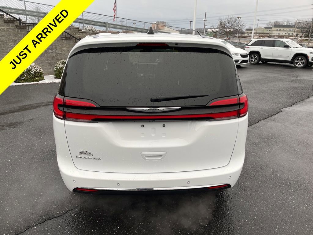 Used 2024 Chrysler Pacifica Touring-L image 8