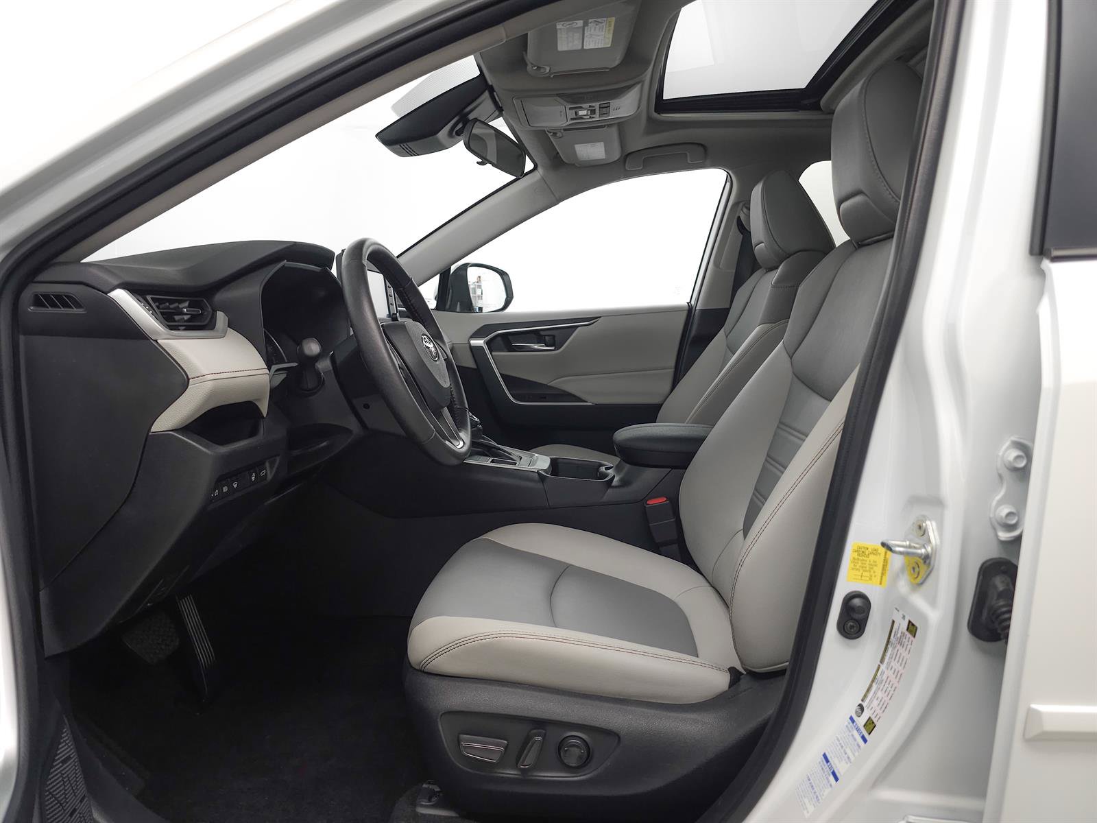 Certified 2022 Toyota RAV4 XLE Premium AWD/4WD image 4