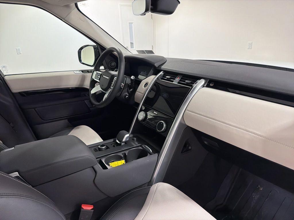 Used 2025 Land Rover Discovery S image 23