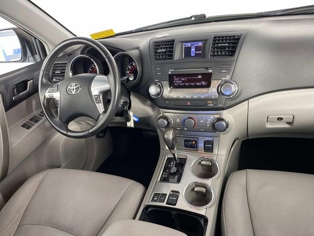 Used 2012 Toyota Highlander SE w/ Tow Pkg image 16