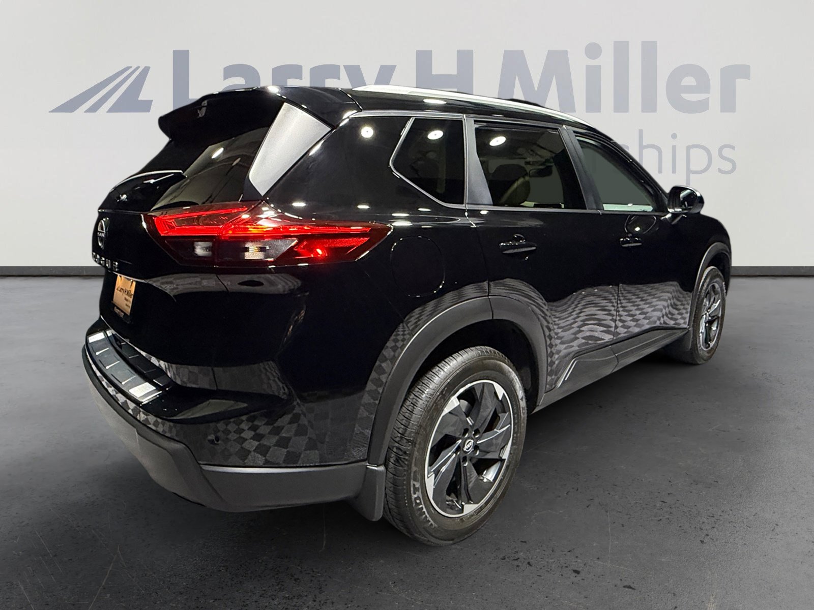 Used 2025 Nissan Rogue SV w/ SV Premium Package image 5