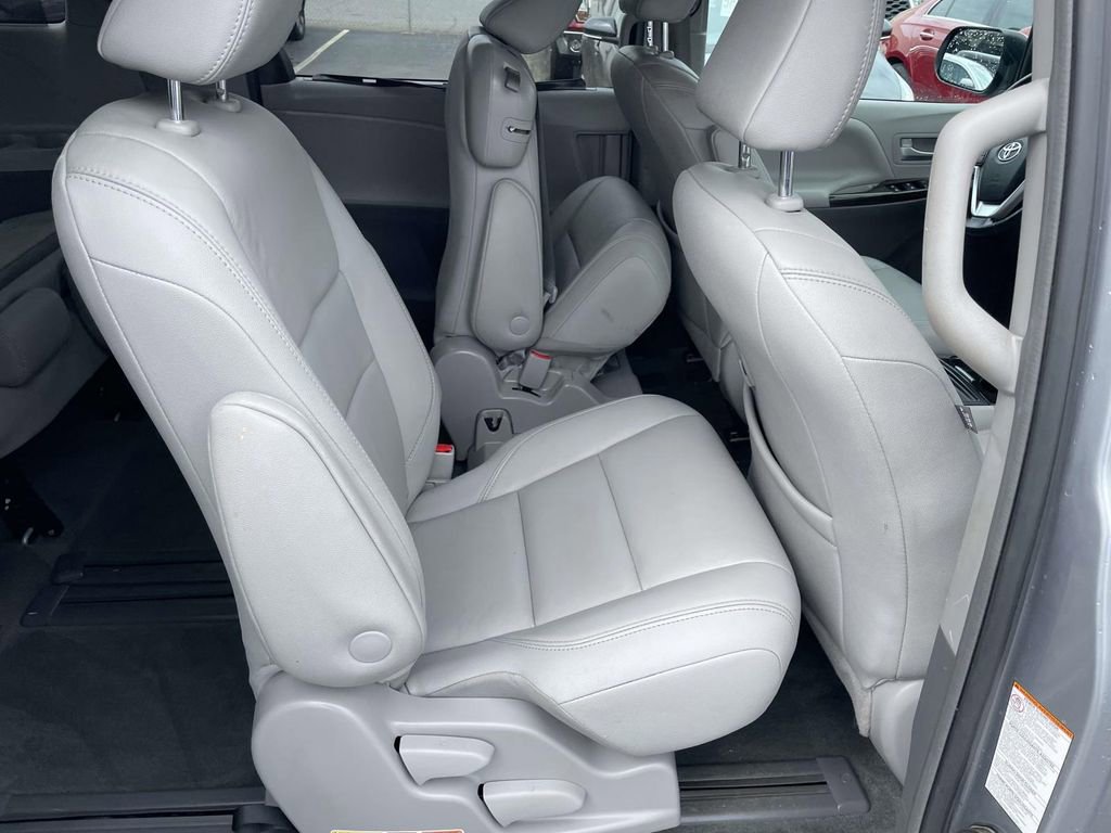 Used 2018 Toyota Sienna XLE Premium image 45