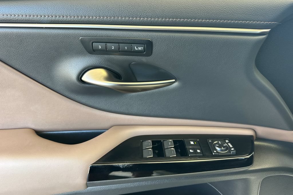 Used 2024 Lexus ES 350 w/ Premium Package FWD image 11
